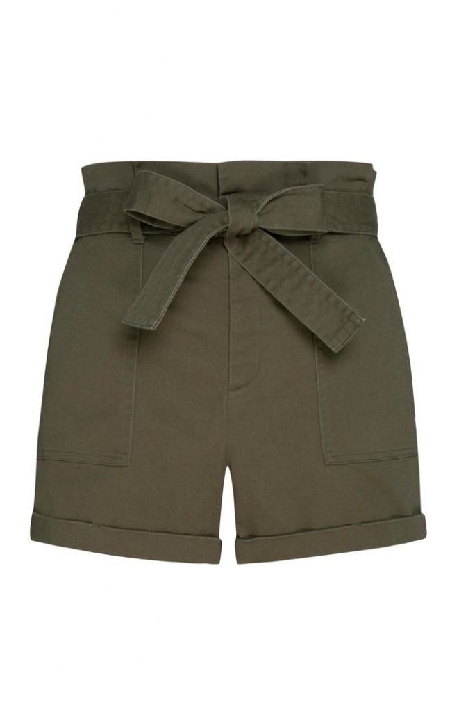 Pantalón corto Primark con cintura «Paperbag» en color caqui