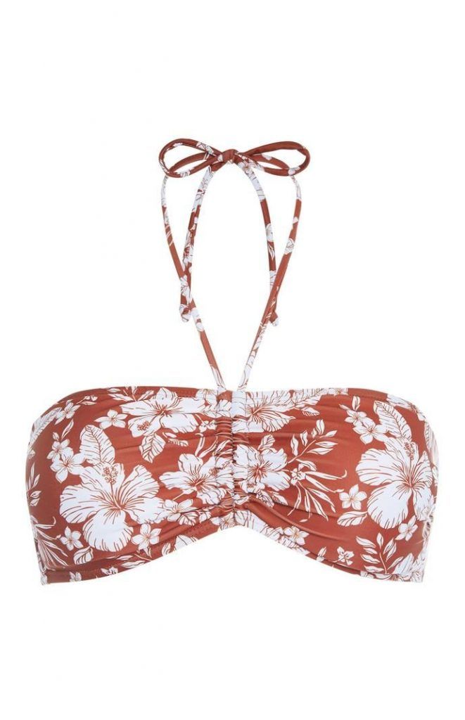 Top de bikini Primark bandeau color teja con flores para combinar
