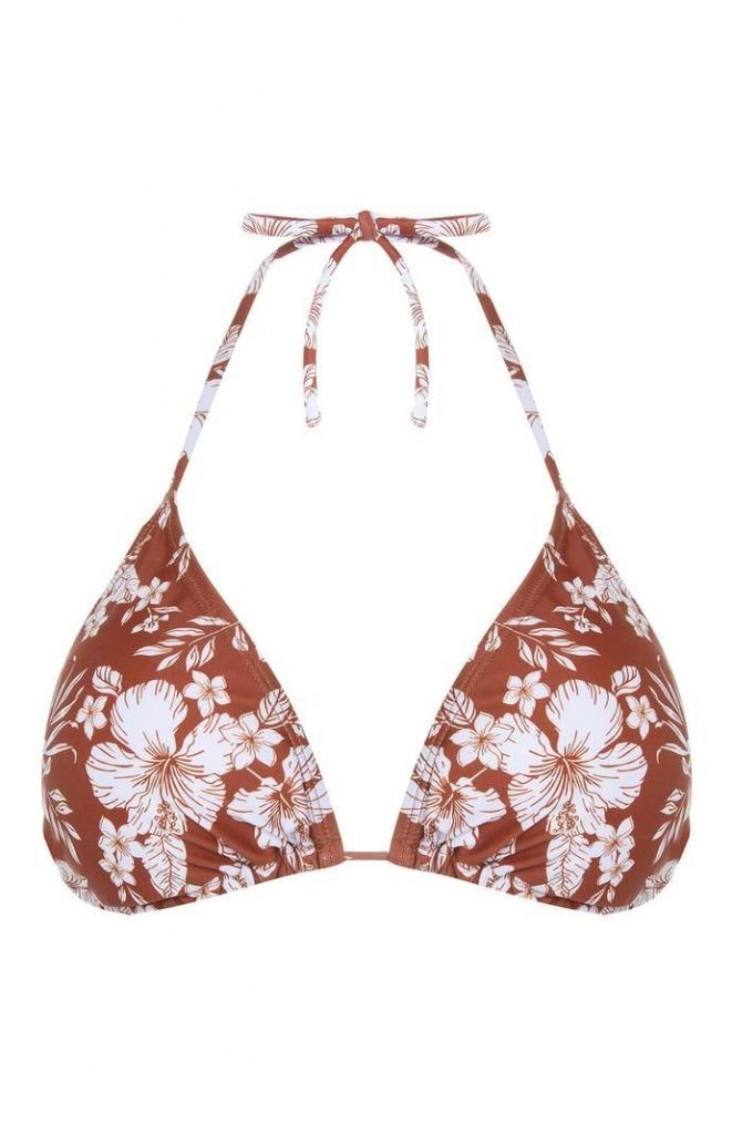 Top de bikini Primark marrón con estampado de flores para combinar
