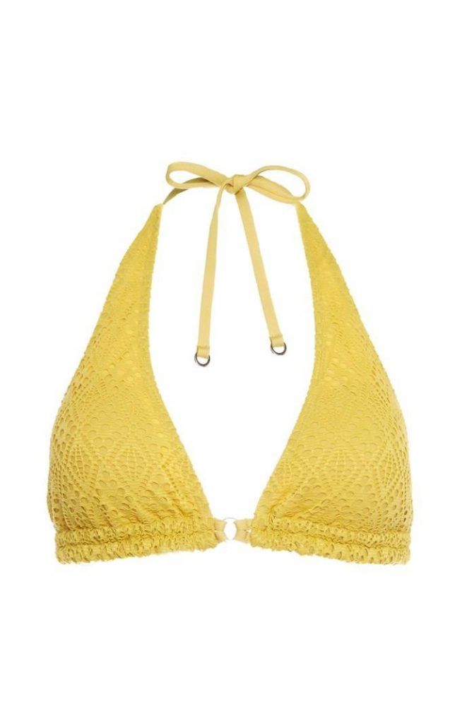 Top de bikini Primark triangular de ganchillo amarillo
